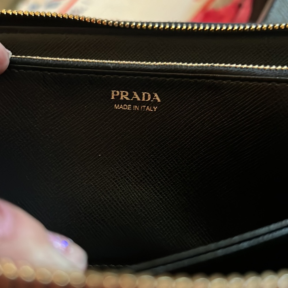 Beautiful black on black leather Prada wallet - Picture 5 of 7